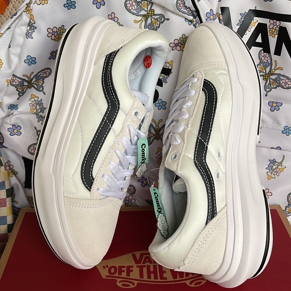 Vans WMNS Old Skool Over
White
VN0A7Q5EWHT
Platforms Sneakers - Picture 12 of 16